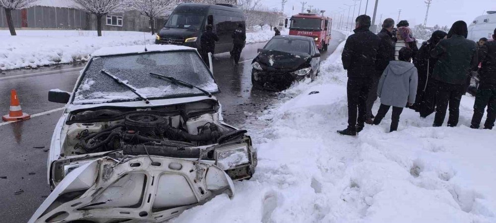 Van'da otomobiller çarpıştı: 2 yaralı