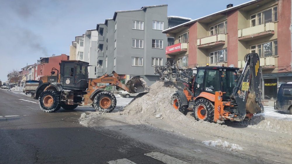 Erzurum'da ekipler tonlarca karı ilçe dışına taşıyor