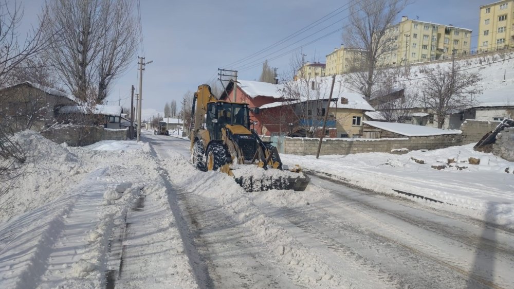 Erzurum'da ekipler tonlarca karı ilçe dışına taşıyor