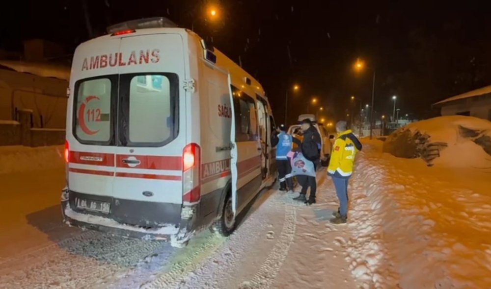 Hastalara paletli ambulansla ulaştılar