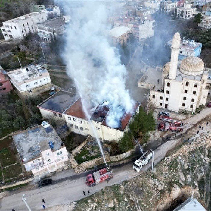 Mardin’de bir okulun çatısında çıkan yangın korkuttu