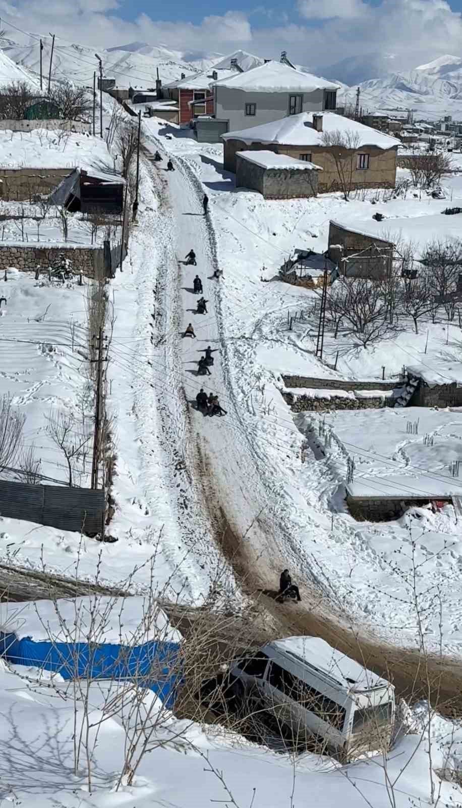 Yüksekova’da çocuklar bidonla kayarak eğlendi