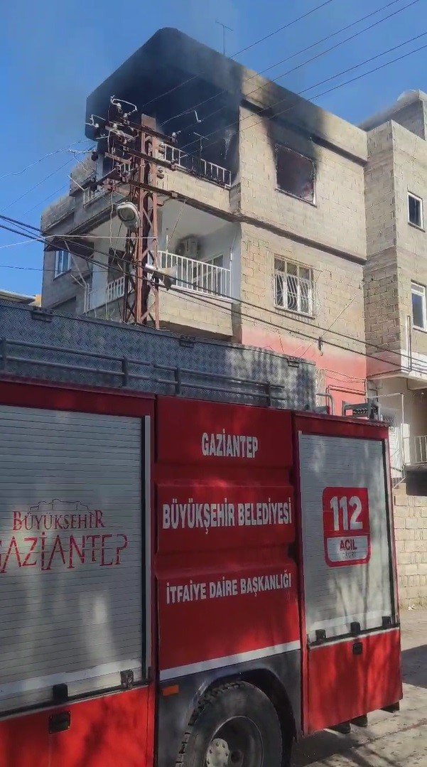 Antep’te devrilen soba yangına sebep oldu