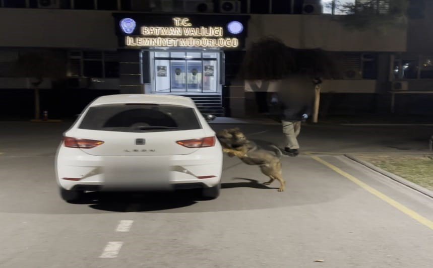 Batman’da otomobilde 1 kilo toz esrar yakalandı: 2 tutuklama