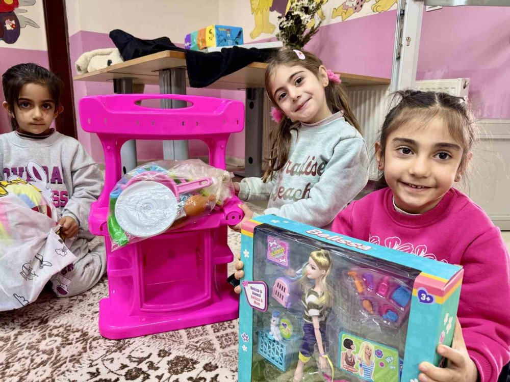 Çocuklar ’Mutluluk Harekatı’ ile hayallerindeki oyuncaklara kavuştu