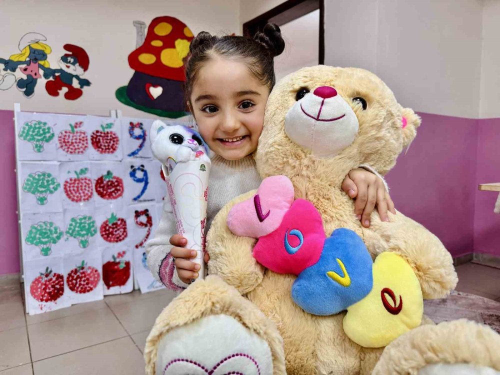 Çocuklar ’Mutluluk Harekatı’ ile hayallerindeki oyuncaklara kavuştu