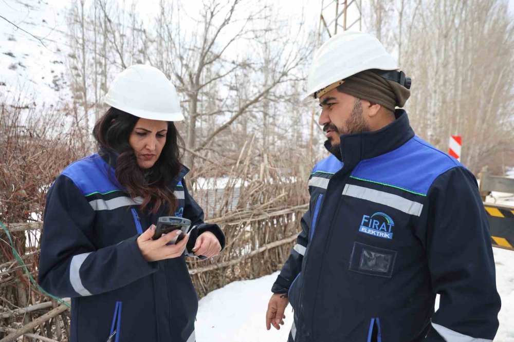 Şebeke operasyonuna kadın eli değdi; 4 il, 38 ilçenin elektriği ondan soruluyor