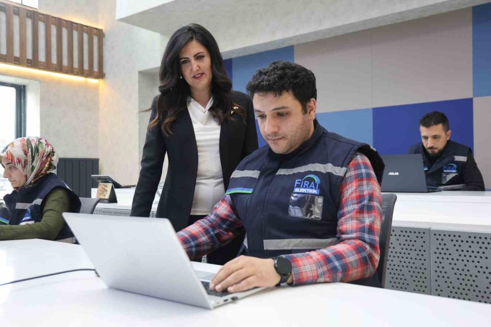 Şebeke operasyonuna kadın eli değdi; 4 il, 38 ilçenin elektriği ondan soruluyor