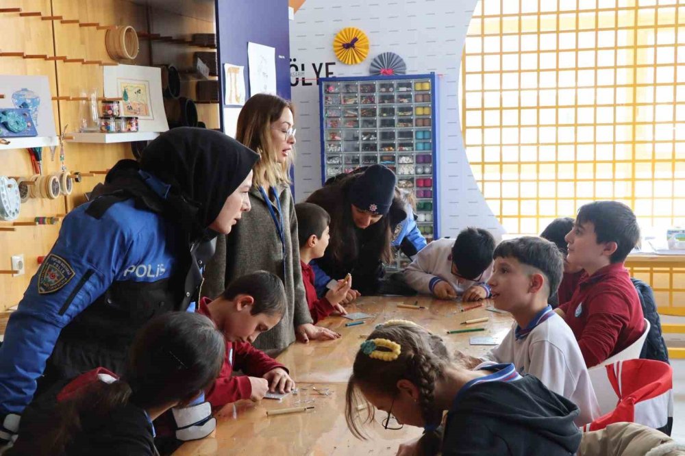 Erzurum'da 500 öğrenciye bilgilendirme broşürü