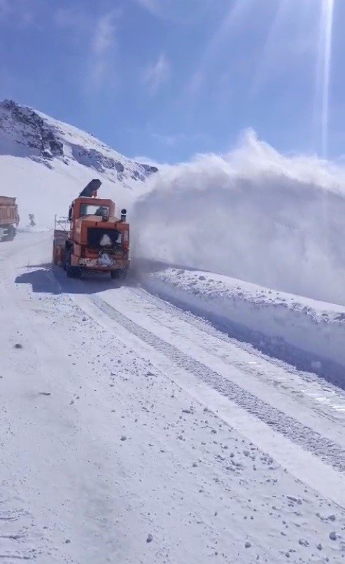 Kardan kapanan Kağızman-Ağrı kara yolu yeniden ulaşıma açıldı
