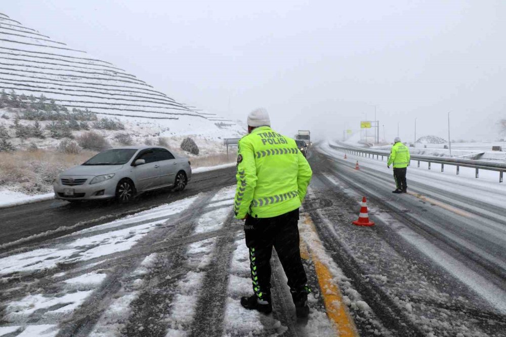 Erzincan’da trafik polisleri vatandaşların yardımına koşuyor