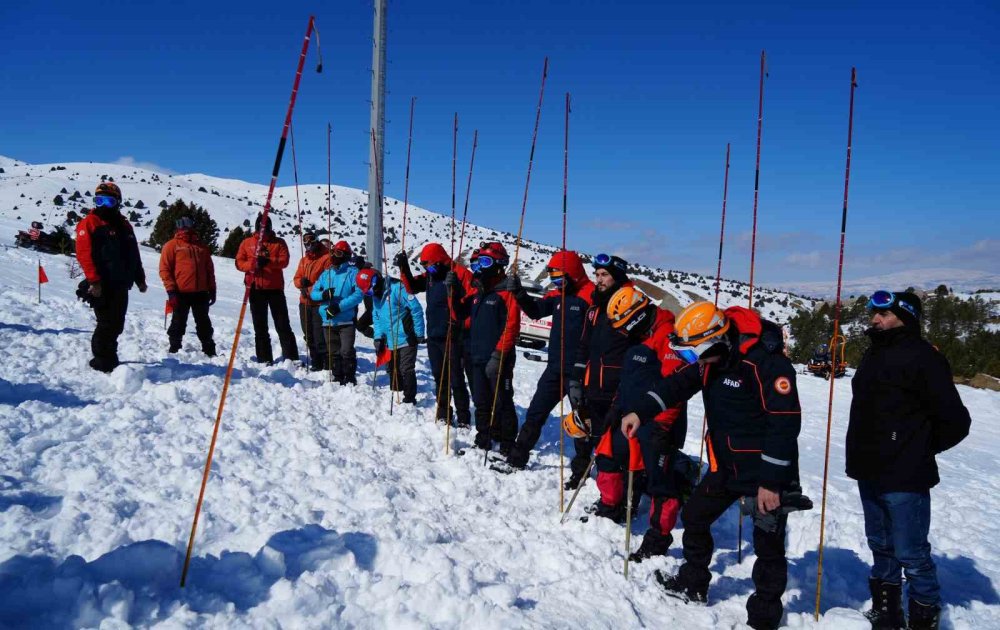 Ergan Kayak Merkezi’nde gerçeği aratmayan çığ tatbikatı düzenlendi