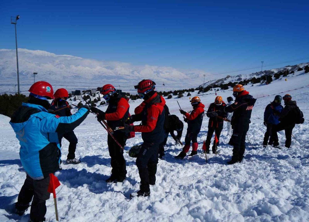 Ergan Kayak Merkezi’nde gerçeği aratmayan çığ tatbikatı düzenlendi