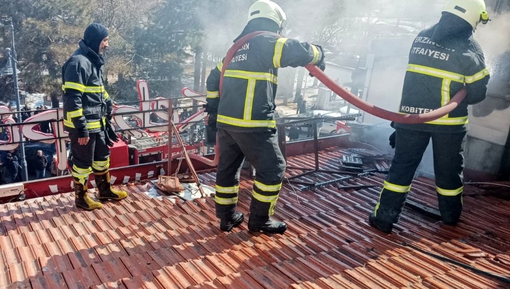 Erzincan'da lokantanın çatısında çıkan yangın söndürüldü