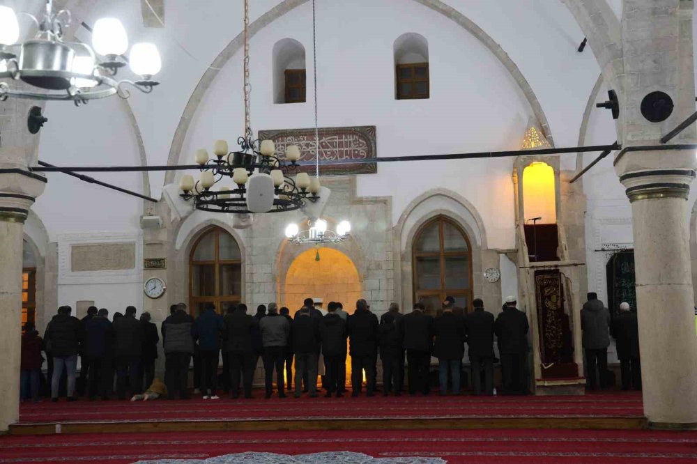 Elazığ'daki bin 600 yıllık camide teravih namazı heyecanı