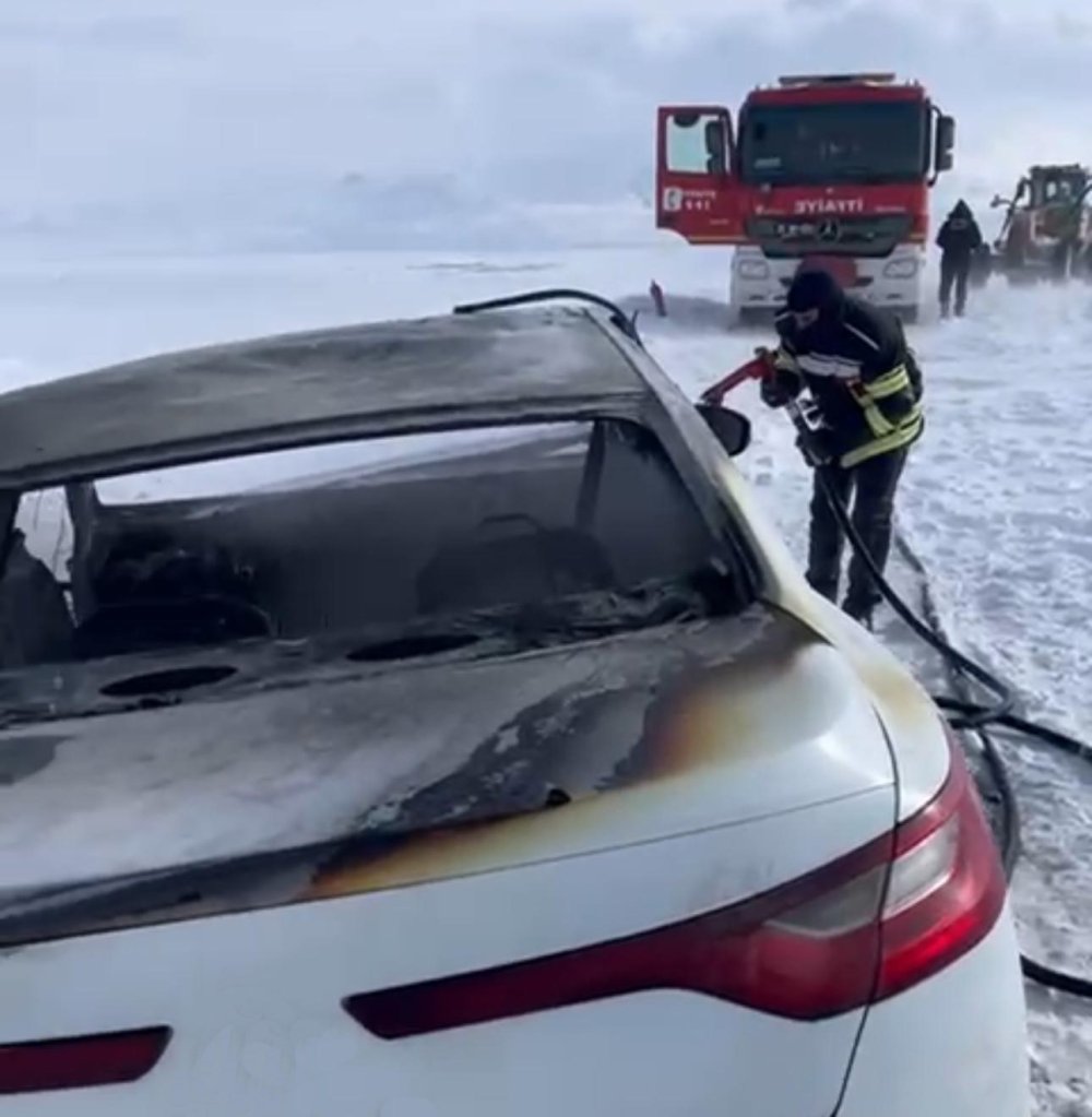 Erzurum’da seyir halindeki otomobil alev aldı