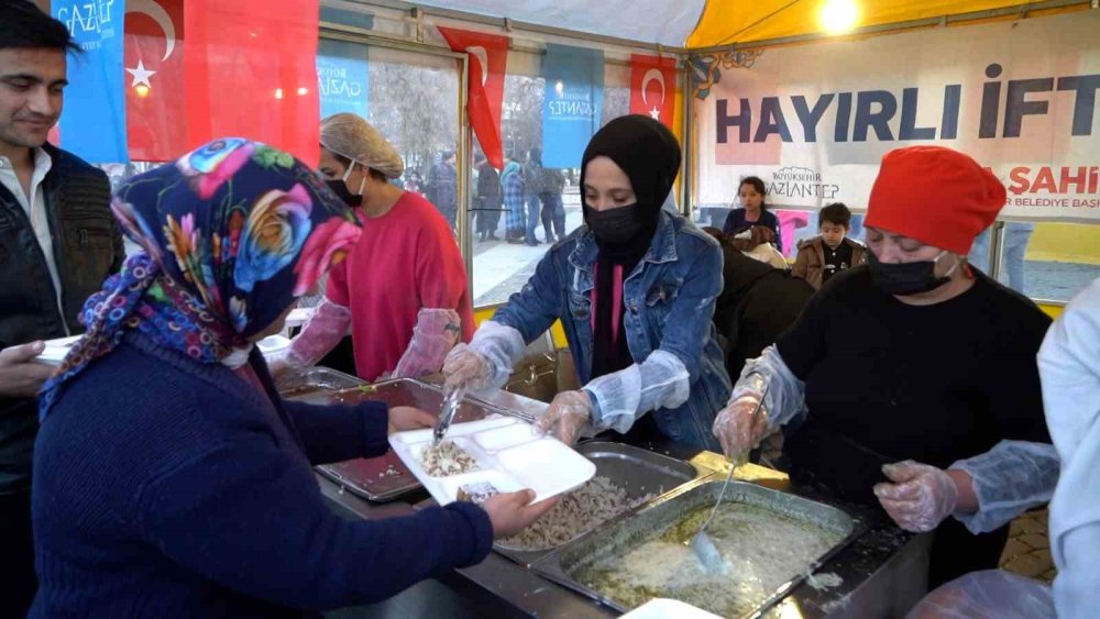 Gaziantep Büyükşehir’in geleneksel iftar çadırları ilk gün ilgi gördü