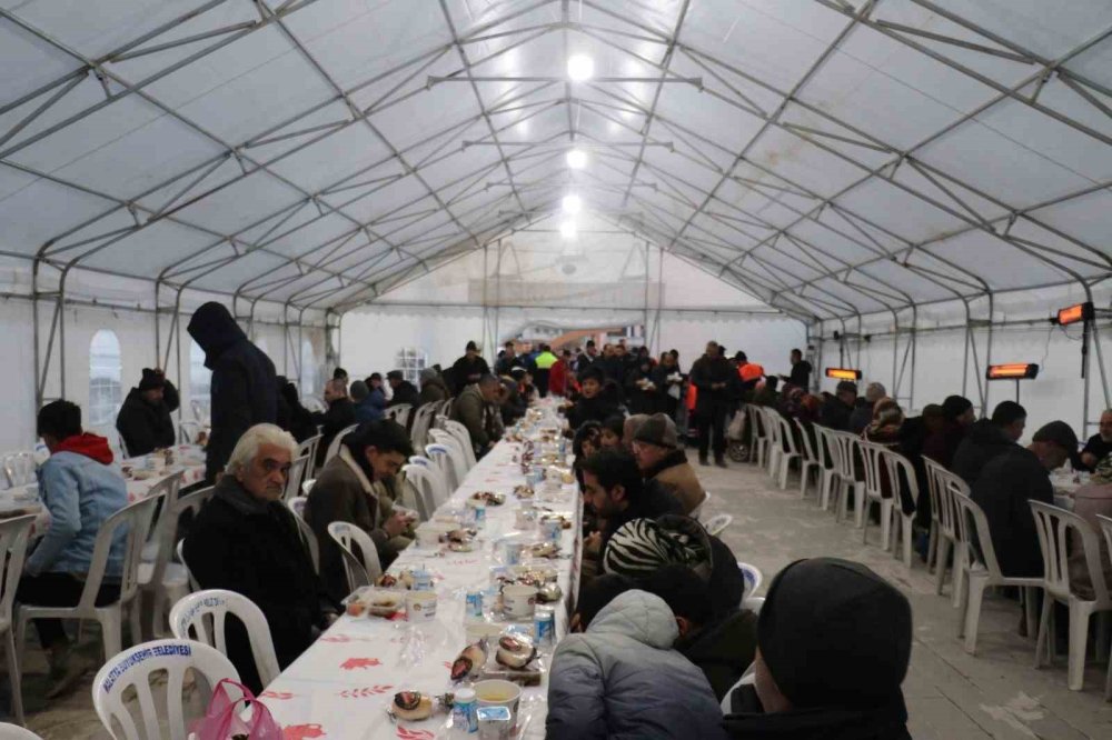 Malatya’da vatandaşlar iftar çadırında bir araya geldi