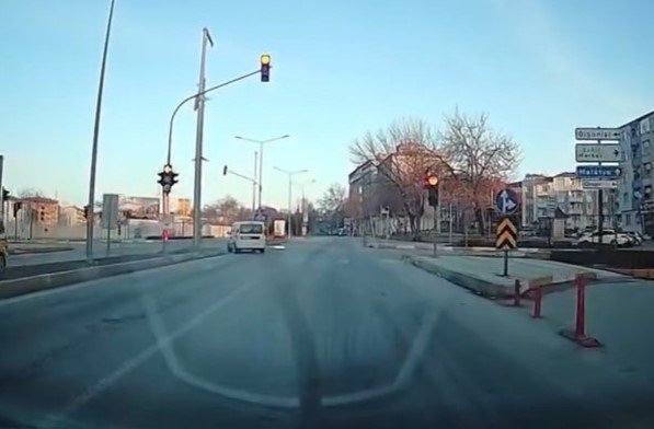 Üst üste kırmızı ışıkta geçen sürücü kameralara yansıdı