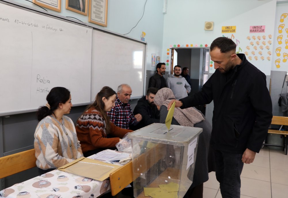 Van'ın iki mahallesi sandık başına gitti