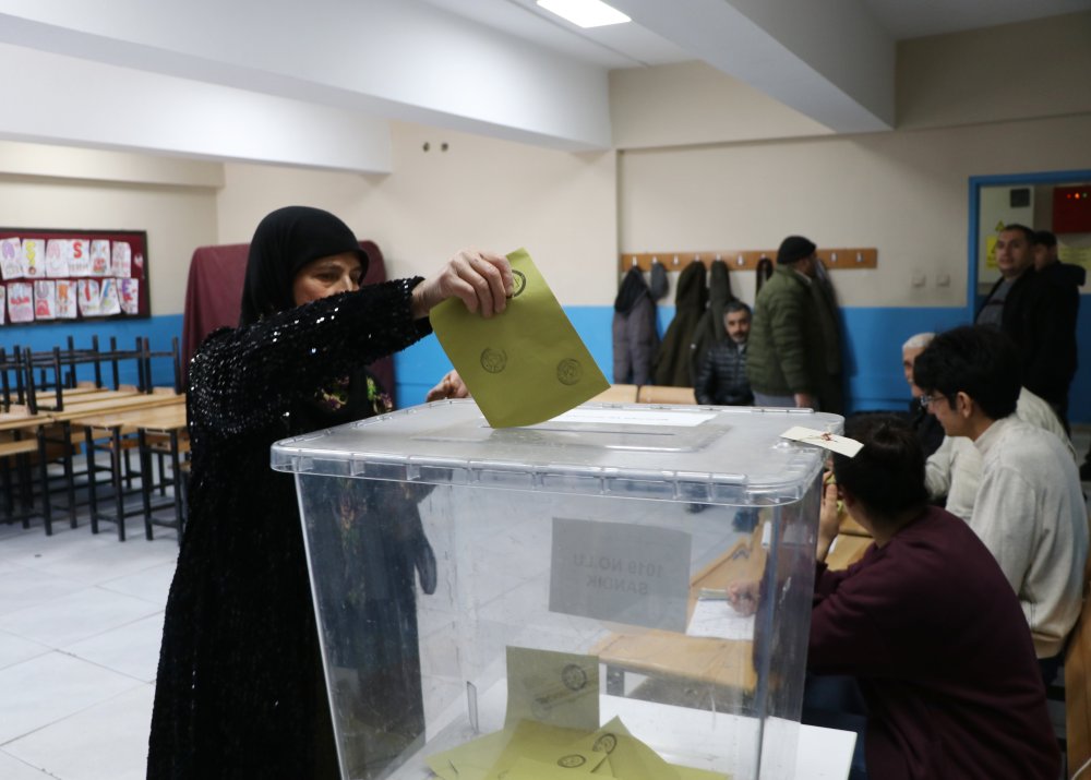 Van'ın iki mahallesi sandık başına gitti