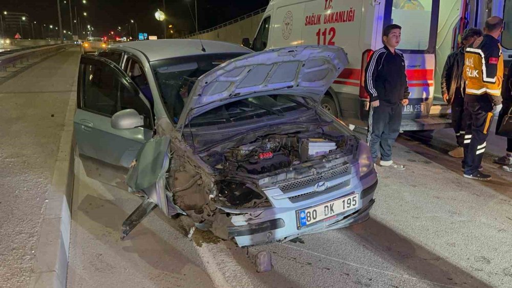 Adıyaman’da otomobil bariyerlere çarptı: 2 kişi yaralandı