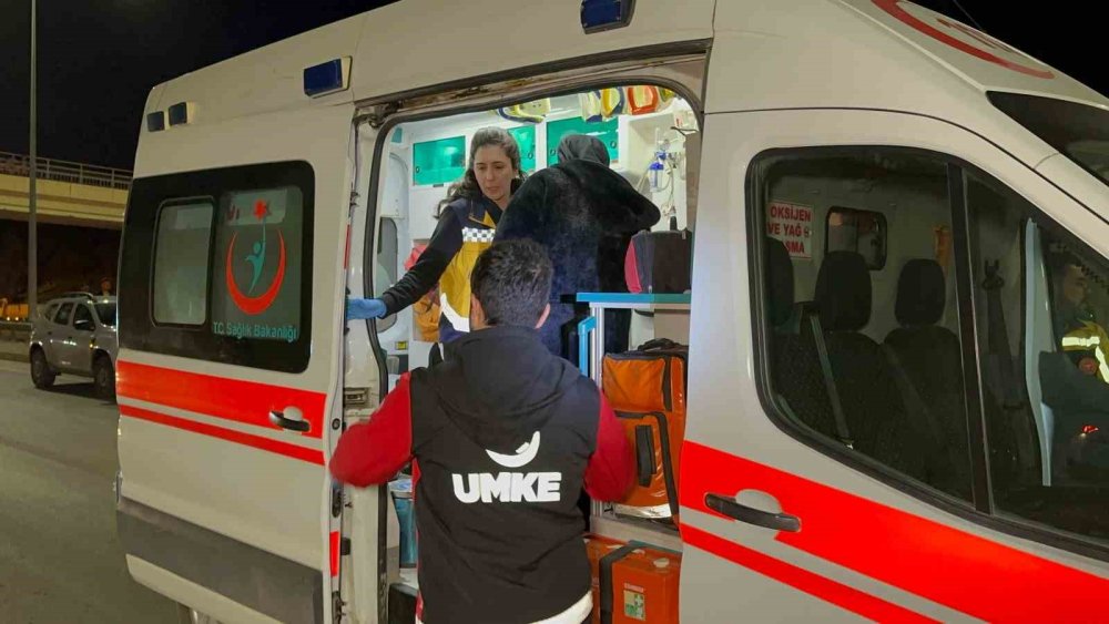 Adıyaman’da otomobil bariyerlere çarptı: 2 kişi yaralandı