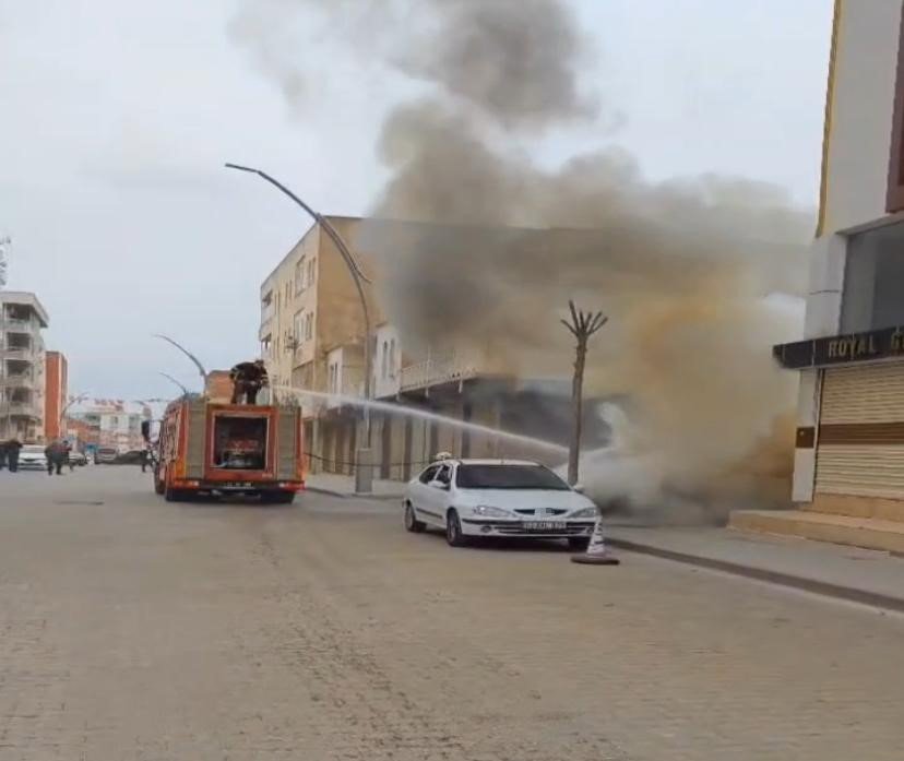 Diyarbakır’da park halindeki Fiat Tofaş alev alev yandı