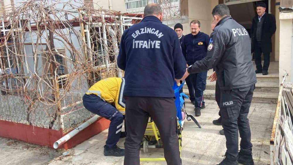 Erzincan'da haber alınamayan yaşlı kadına itfaiye ulaştı
