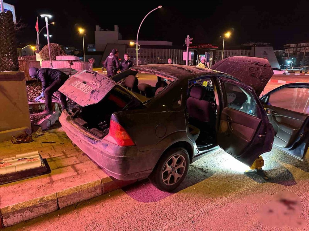 Malatya’da araç önce kaldırıma sonra duvara çarptı: 1 ölü, 1 yaralı