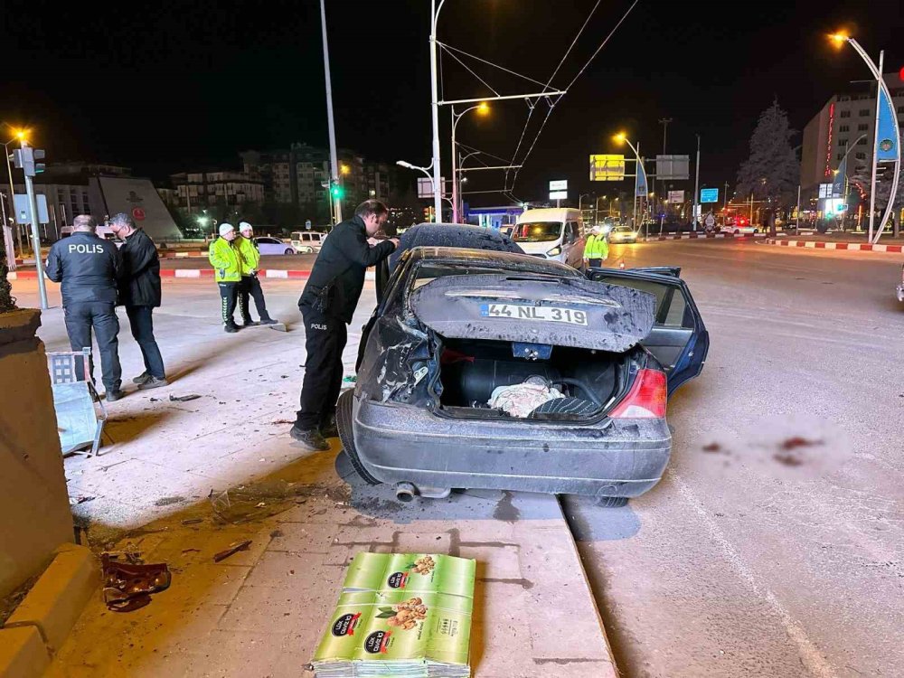 Malatya’da araç önce kaldırıma sonra duvara çarptı: 1 ölü, 1 yaralı