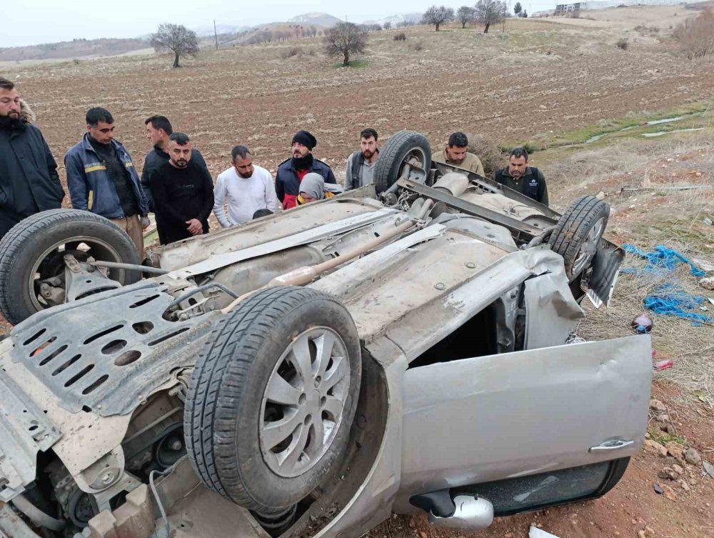 Takla atan otomobil şarampole yuvarlandı: 1 ölü, 3 yaralı