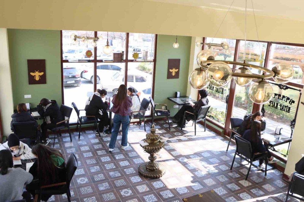 Urfa'da kitap kafe ile gençlere eğitim desteği