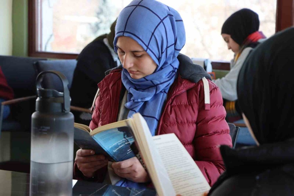 Urfa'da kitap kafe ile gençlere eğitim desteği