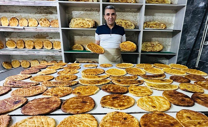 Van çöreği Yüksekova’da sahur sofralarının vazgeçilmezi oldu