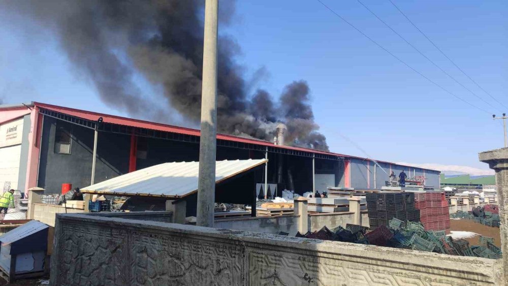Erzincan OSB’de çıkan yangın korkuttu