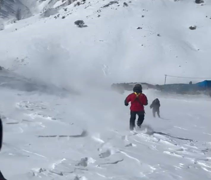 Erzurum'da kardan mahsur kalan adam helikopterle kurtarıldı