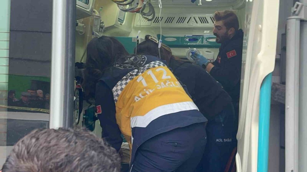 İki grup arasında bıçaklı ve usturalı kavga: 3 kişi yaralandı