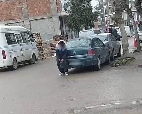 Madde bağımlısı kişi, sokak ortasında hareketsiz kaldı