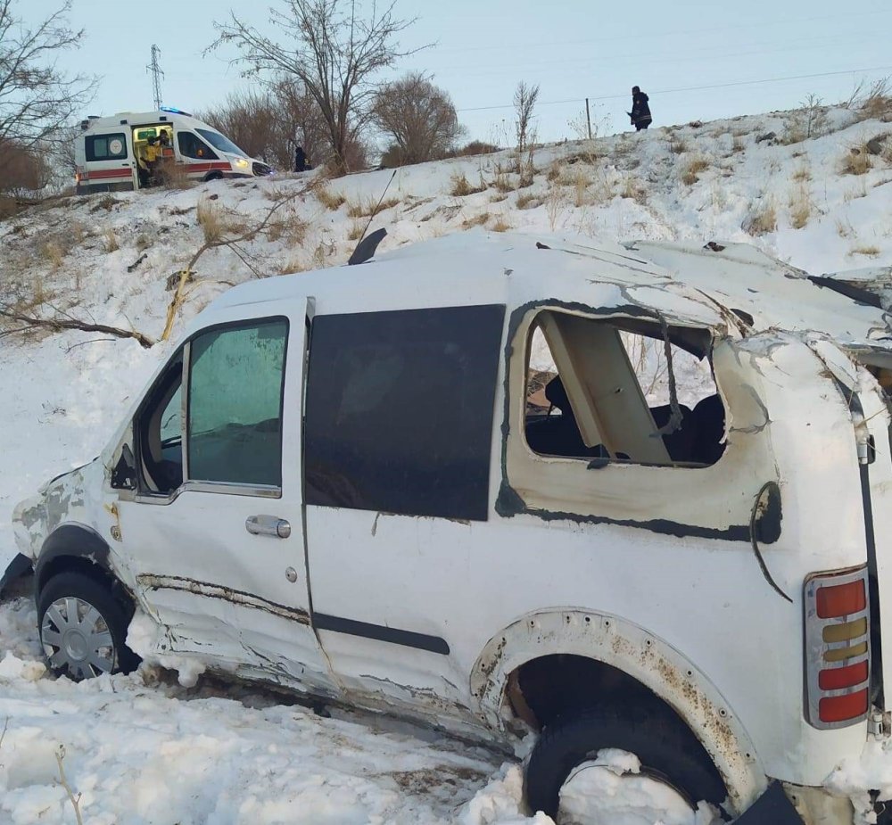 Van’da takla atan kamyonetteki 3 şahıs yaralandı