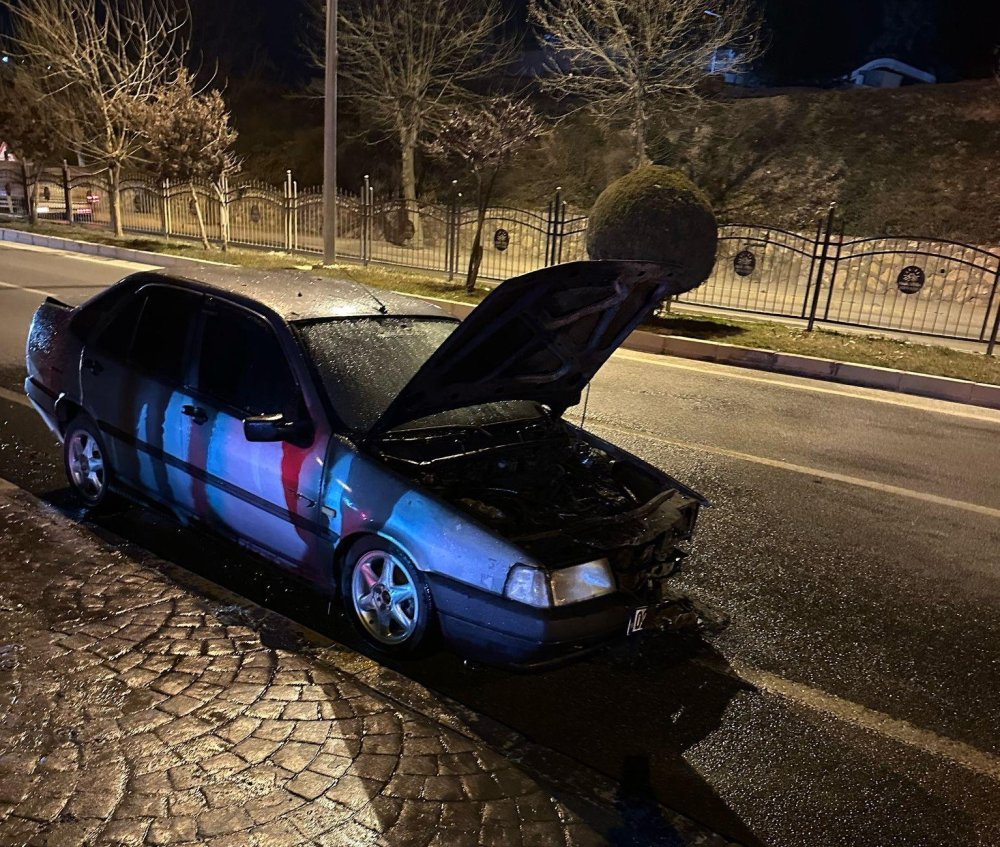 Adıyaman'da seyir halindeki otomobil yandı