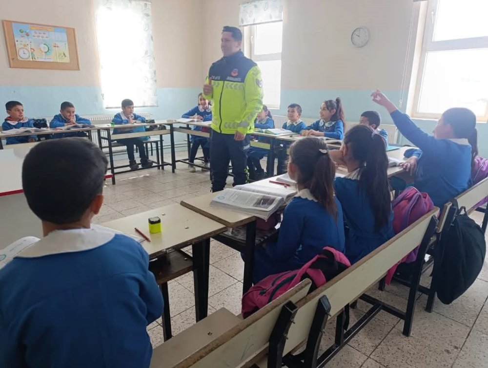 Akyaka’da öğrencilere "Trafik Dedektifleri Projesi" eğitimi