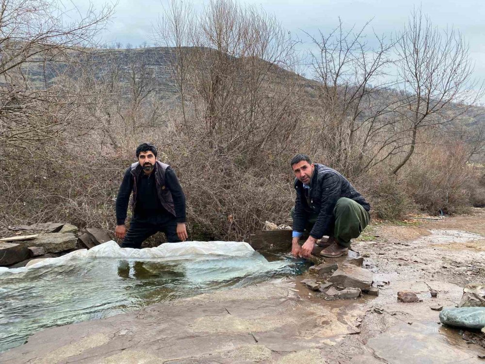 Derecik'te atıl durumdaki su değirmenini modernize ederek köylünün hizmetine sundular