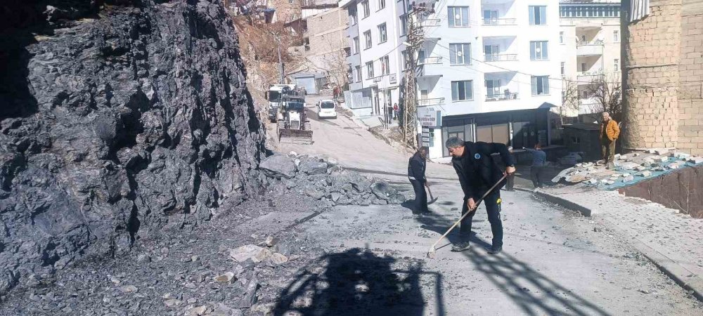 Hakkari’de tehlike saçan taşlar ekiplerce indirildi