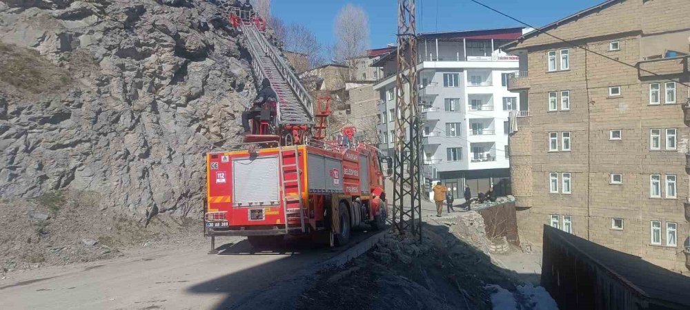 Hakkari’de tehlike saçan taşlar ekiplerce indirildi