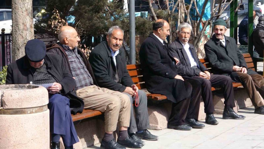 Van’da soğuk havanın ardından vatandaşlar güneşin tadını çıkardı