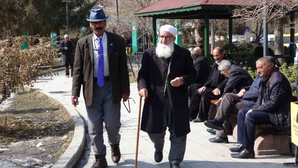 Van’da soğuk havanın ardından vatandaşlar güneşin tadını çıkardı