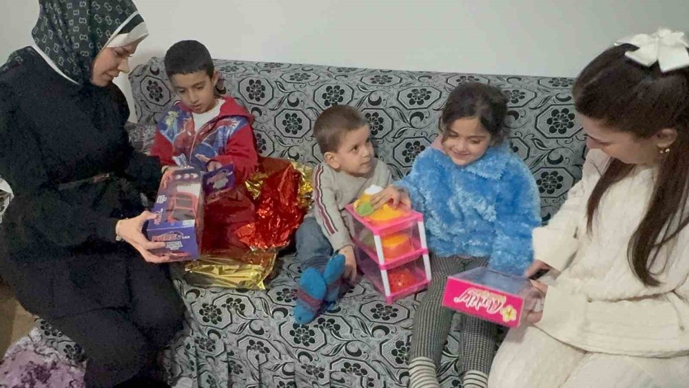 Elazığ'da kadın öğretmenler, depremi yaşayan kadınları unutmadı