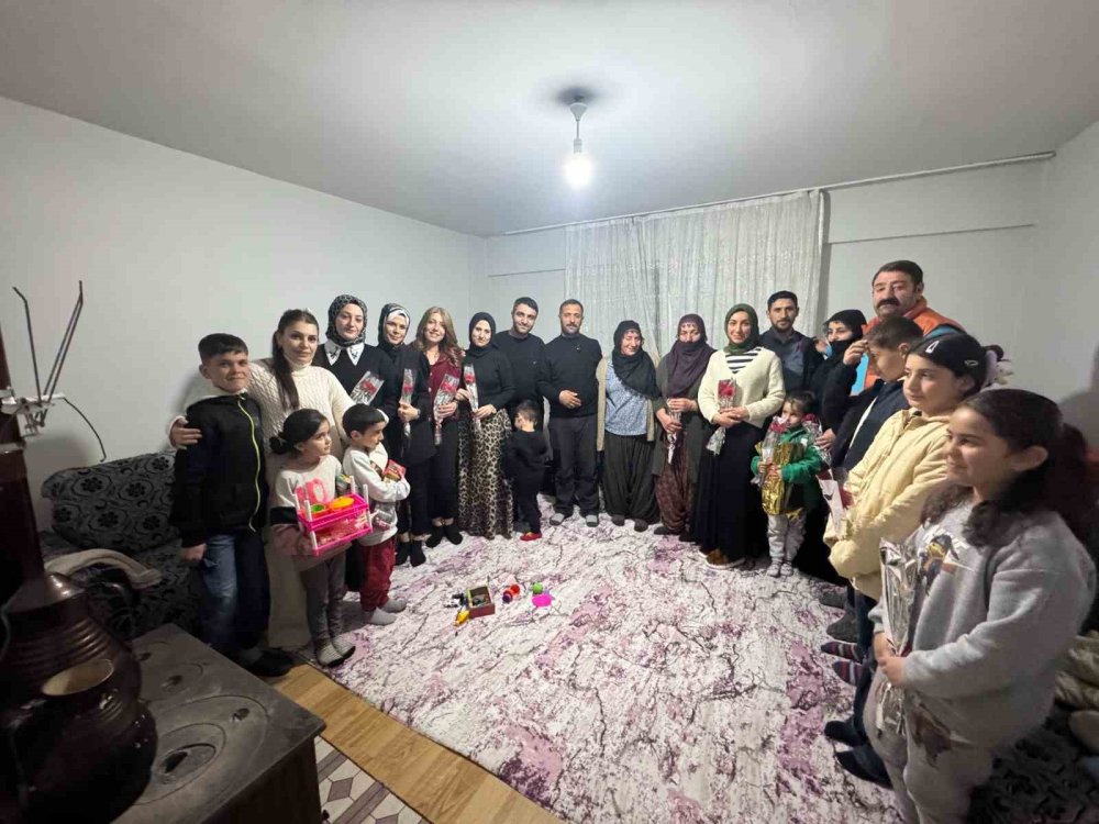Elazığ'da kadın öğretmenler, depremi yaşayan kadınları unutmadı