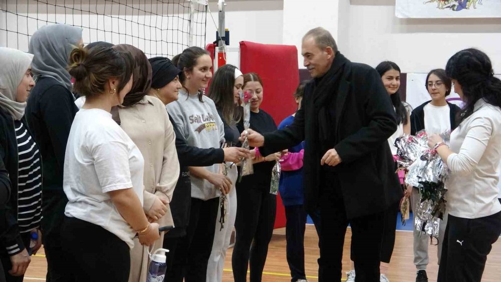 Van’da "Evinin Sultanları Voleybol Turnuvası" sona erdi